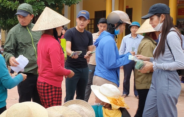 Vợ chồng ca sĩ Thủy Tiên - Công Vinh trong đợt hỗ trợ bão lũ miền Trung năm 2020. Nguồn ảnh: Internet.