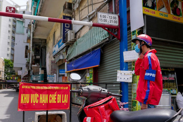 Cảm phục nỗ lực mưu sinh của những shipper "bám trụ mặt đường" giữa mùa dịch COVID-19