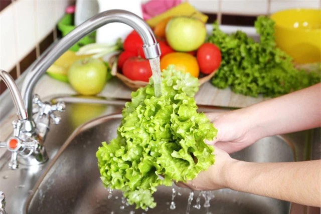 3 cách rửa rau củ sai lầm khiến càng rửa càng bẩn, làm mất đi các chất dinh dưỡng của thực phẩm: Rất nhiều gia đình Việt vẫn duy trì mỗi ngày - Ảnh 1.