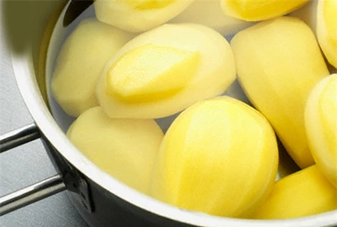 Nước ép khoai tây giúp da mềm mịn vừa dễ làm vừa không tốn kém