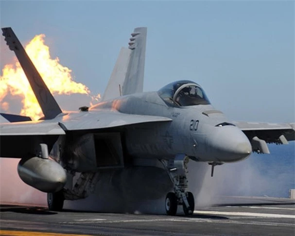 Tiêm kích F/A-18E/F gần như là mẫu tiêm kích hạm trên tàu sân bay tuyệt vời nhất thế giới hiện nay, vượt xa về nhiều mặt so với mẫu MiG-29K của Nga. Chiến đấu cơ F/A-18E/F được kế thừa đặc tính linh hoạt của phiên bản cũ kết hợp với những nâng cấp về hệ thống điện tử cho phép nâng sức mạnh chiến đấu lên tầm cao mới.