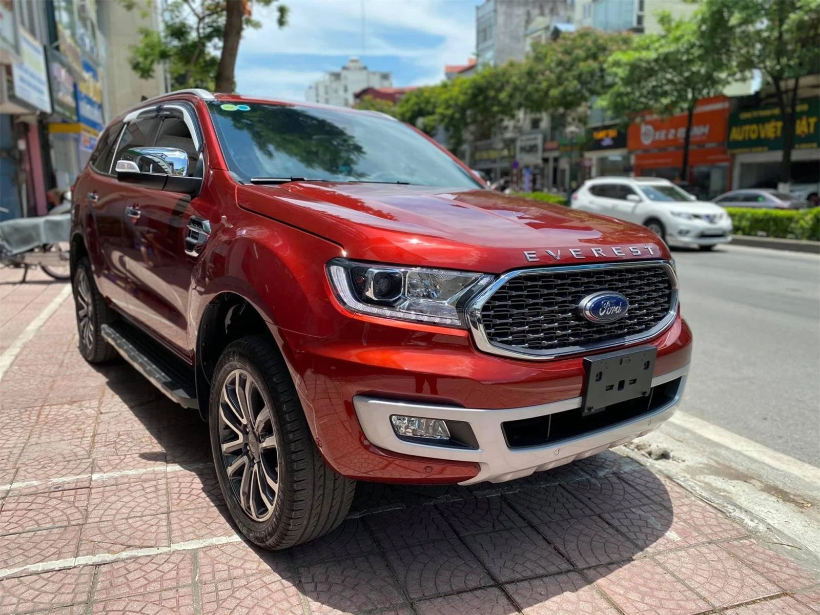 Ngoài giảm ‘sốc’ hơn 100 triệu, Ford Everest lấy gì để ‘vượt mặt’ Toyota Fortuner, Hyundai SantaFe? - Ảnh 1.