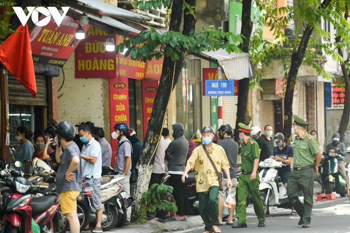 Chùm ảnh người dân, shipper chen lấn mua hàng như chưa hề có dịch COVID-19