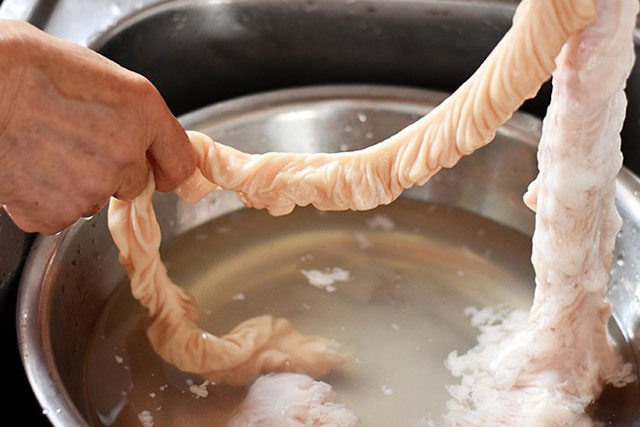Không dùng muối và giấm, rửa lòng già lợn bằng nguyên liệu này 5 phút sạch bong, hết mùi hôi