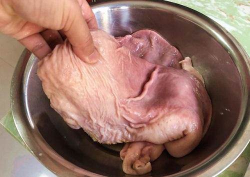 Rửa mãi dạ dày lợn không hết nhớt, đầu bếp mách hóa ra bạn đã quên 3 nguyên liệu này