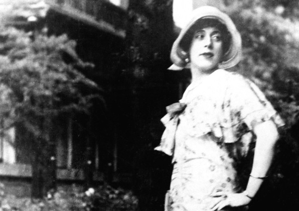 Cuộc đời ly kỳ của người chuyển giới đầu tiên trên thế giới: Từ vợ chồng thành chị em gái