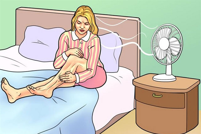 Vì sao không nên bật quạt chĩa thẳng vào người ban đêm?