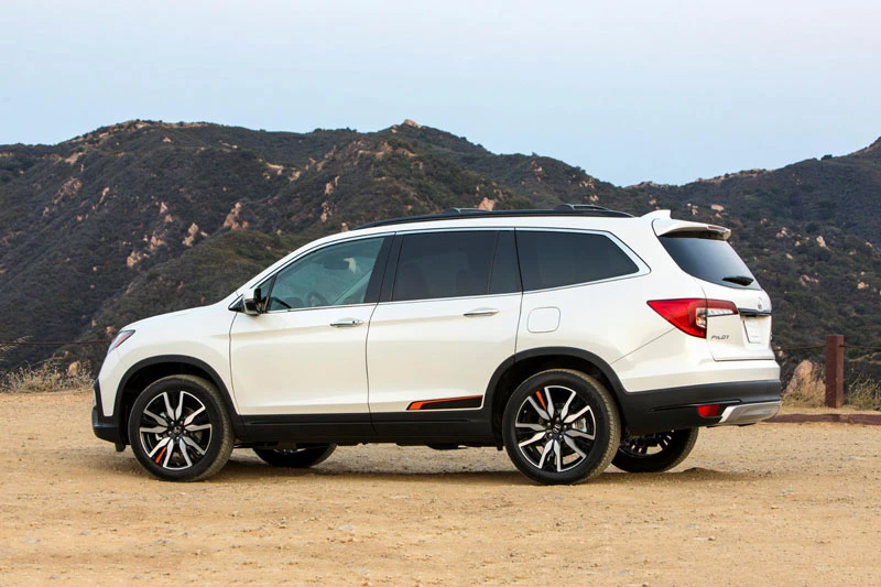 =8. Honda Pilot 2021 (mức tiêu hao nhiên liệu ở đường hỗn hợp: 12,3 lít/100 km).