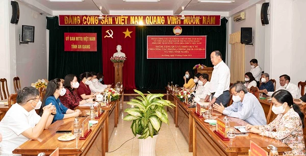 ông Nguyễn Thanh Bình, Chủ tịch UBND tỉnh An Giang đã báo cáo nhanh với Phó Chủ tịch nước về tình hình phòng, chống dịch COVID-19 trên địa bàn tỉnh An Giang thời gian qua.