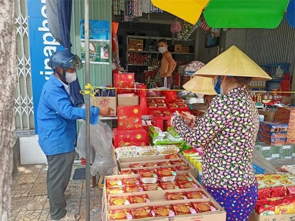 Chủ cửa hàng Tâm Ảnh trên đường Phan Văn Trị cho biết, sau Chị thị 15 sức mua tại đây tăng 50%.