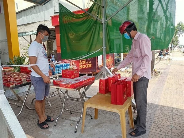 Khách chọn bánh tại tiệm bánh Thủy Tiên (thị trấn Phong Điền, Cần Thơ).