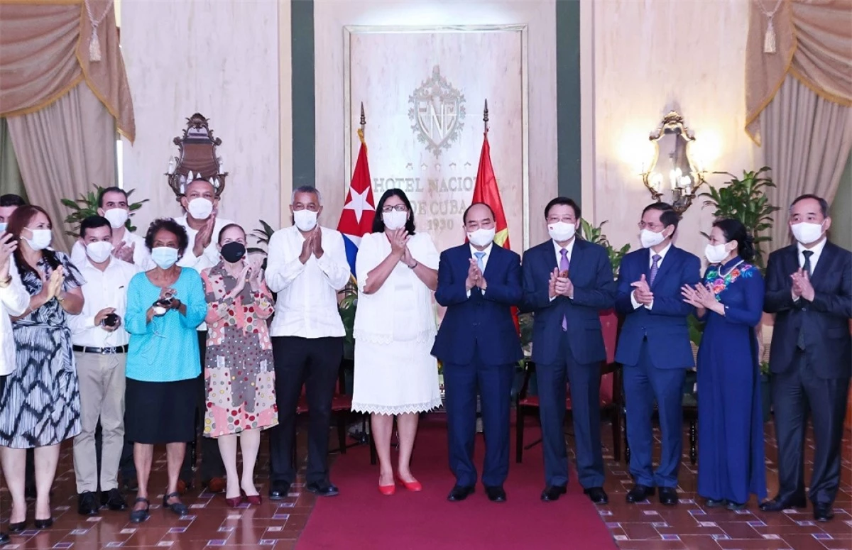 Chủ tịch nước Nguyễn Xuân Phúc tiếp Phó Chủ tịch thứ nhất Viện Cuba hữu nghị với các dân tộc (ICAP) Noemi Rabaza Fernandez, Chủ tịch Hội Hữu nghị Cuba - Việt Nam Maria Yolanda Ferrer Gomez và đại diện lãnh đạo các trường mang tên Bác Hồ, Nguyễn Văn Trỗi và Võ Thị Thắng