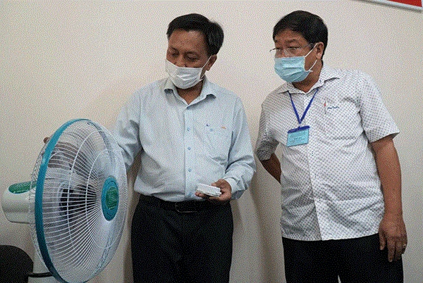 TS Hồ Thanh Tâm (trái) bên cạnh máy Máy tạo ion âm diệt virus CV19.