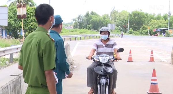 Tiền Giang: Cán bộ xã cấp giấy đi đường cho 2 cụ ông đi khám thai