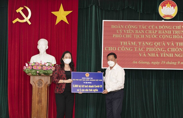 Phó Chủ tịch Nước Võ Thị Ánh Xuân trao quà hỗ trợ công tác phòng, chống dịch cho các tỉnh, thành phía Nam