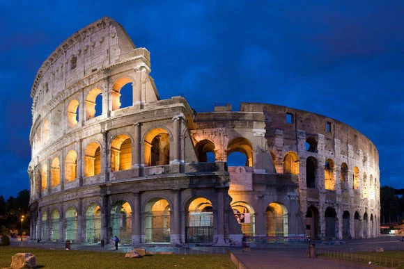 Theo sách Mười vạn câu hỏi vì sao, Rome (thủ đô Italy) được mệnh danh là thành phố vĩnh cửu. Rome được xây dựng từ năm 750 trước Công nguyên. Ban đầu, nơi đây chỉ là một ngôi làng nhỏ ở miền Trung Italy, sau đó dần phát triển lớn mạnh, dần cai trị đế chế rộng lớn và phồn vinh nhất trong lịch sử. Rome được gọi là "thành phố vĩnh cửu" vì người La Mã cổ đại tin rằng dù thế giới sụp đổ, thành phố này vẫn sẽ trường tồn, không bao giờ bị phá hủy. Ảnh: Atlantic Council.
