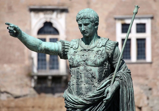 Theo sách Tri thức về vạn vật, Augustus (sinh năm 63 trước Công nguyên - mất năm 14 sau Công nguyên) là hoàng đế đầu tiên của Đế quốc La Mã. Thời điểm đó, quân đội La Mã lớn mạnh, tướng lĩnh La Mã dần trở nên quyền lực hơn Nghị viện. Điều này dẫn đến loạt cuộc nội chiến, khiến nền cộng hòa sụp đổ. Con nuôi của Julius Caesar (nhà độc tài của La Mã) là Augustus, chính thức trở thành hoàng đế La Mã đầu tiên vào năm 27 trước Công nguyên. Ảnh: Britannica.