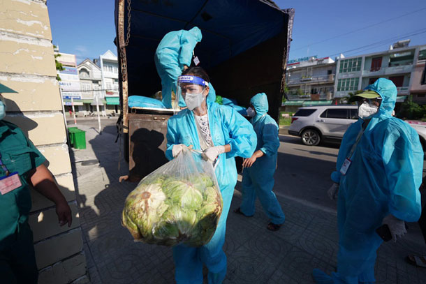 Trong hình ảnh khuân vác bao gạo 50kg trên vai khó ai nhận ra đây là Hoa hậu Việt Nam