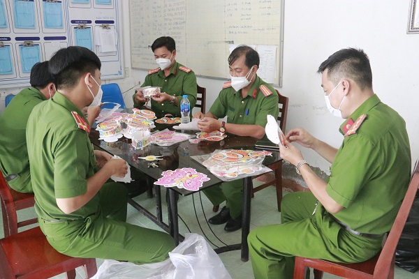 Đã 1 tuần nay, mỗi khi tan làm các chiến sĩ công an sẽ tranh thủ thời gian nghỉ ngơi để làm lồng đèn tặng các bé thiếu nhi.