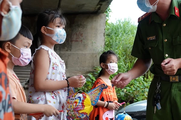 Thiếu nhi năm nay không được đón Tết Trung thu với bạn bè ở trường, tuy nhiên các em lại được các chiến sĩ công an quan tâm tặng những món quà ý nghĩa.