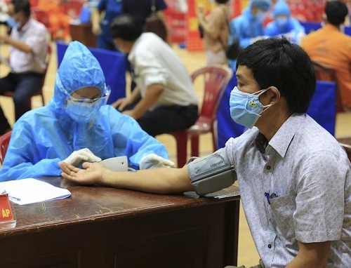 Quảng Ngãi: Xem xét cho người dân tiêm 2 mũi vaccine được ra đường