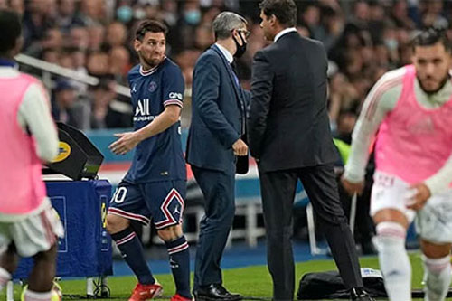 Messi từ chối bắt tay Pochettino khi bị thay ra giữa trận PSG vs Lyon