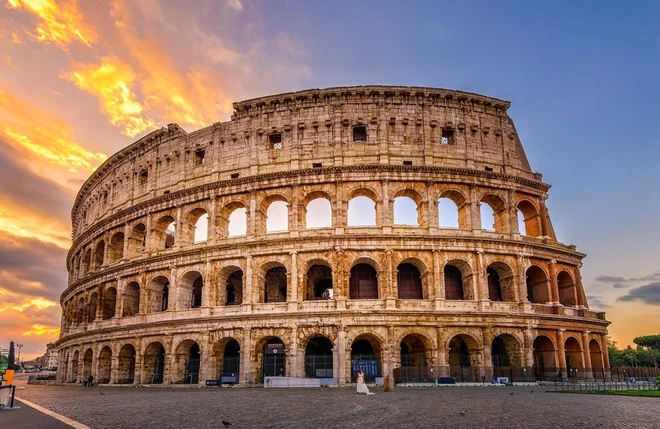 Đấu trường Colosseum được xây dựng khoảng năm 70-80, dưới thời hoàng đế Vespasian. Đây là công trình lớn nhất của đế chế La Mã với sức chứa khoảng 50.000 người. Đấu trường khổng lồ này là nơi diễn ra những trận chiến đấu, nhào lộn của các võ sĩ, đấu sĩ chuyên nghiệp. Vào thời đó, Colosseum là nơi tranh tài của hơn 20 kiểu đấu sĩ, mỗi kiểu có vũ khí và giáp trụ khác nhau. Đấu sĩ thường là những nô lệ. Nếu chiến đấu giỏi, họ có thể được giải phóng, trả tự do. Ảnh: Britannica.