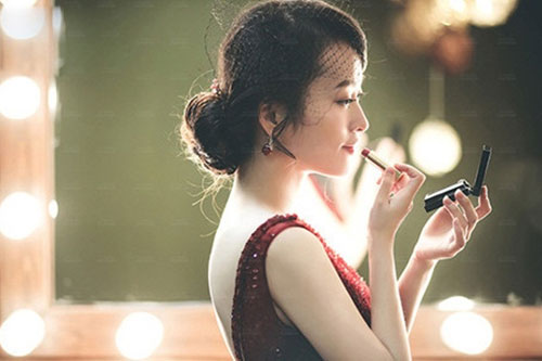 Phụ nữ chớ dại khoe khoang điều này, càng khoe sớm càng chuốc họa vào thân