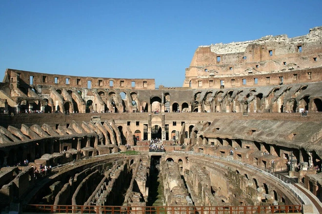 Khán đài của đấu trường Colosseum được chia thành nhiều tầng và phân theo địa vị xã hội. Thời bấy giờ, địa vị xã hội của La Mã được chia thành 6 giai tầng, theo thứ tự từ cao xuống thấp là: Hoàng đế, nghị sĩ, quý tộc, thường dân, người nước ngoài, nô lệ. Tại Colosseum, hoàng đế có chỗ ngồi riêng, các hàng ghế phía trước dành cho nghị sĩ và giới quý tộc. Thường dân, người nước ngoài ngồi xem đấu ở những vị trí xa hơn. Riêng tầng lớp nô lệ chỉ đi theo phục vụ hoàng đế và giới quý tộc. Ảnh: Atlas Obscura.
