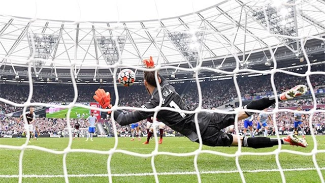 De Gea xuất thần cản phá thành công quả phạt 11m ở những giây cuối trận thắng West Ham 2-1.