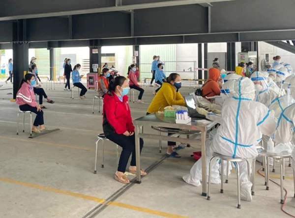 Trung tâm Y tế quận Liên Chiểu (Đà Nẵng) lấy mẫu xét nghiệm cho công nhân trong KCN Hòa Khánh