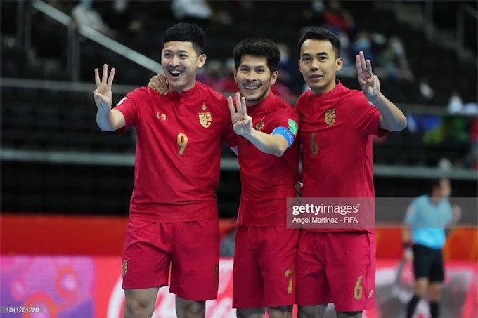 Niềm vui của các tuyển thủ Thái Lan trong trận thắng Solomon