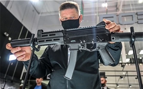 Thay the sung carbine AKS-74U bang PPK-20?