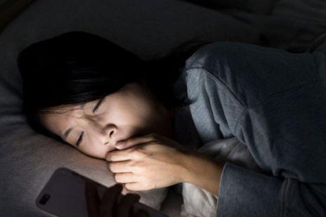 4 thói quen trước khi ngủ khiến phụ nữ chóng già, sức khỏe suy giảm, lão hóa da