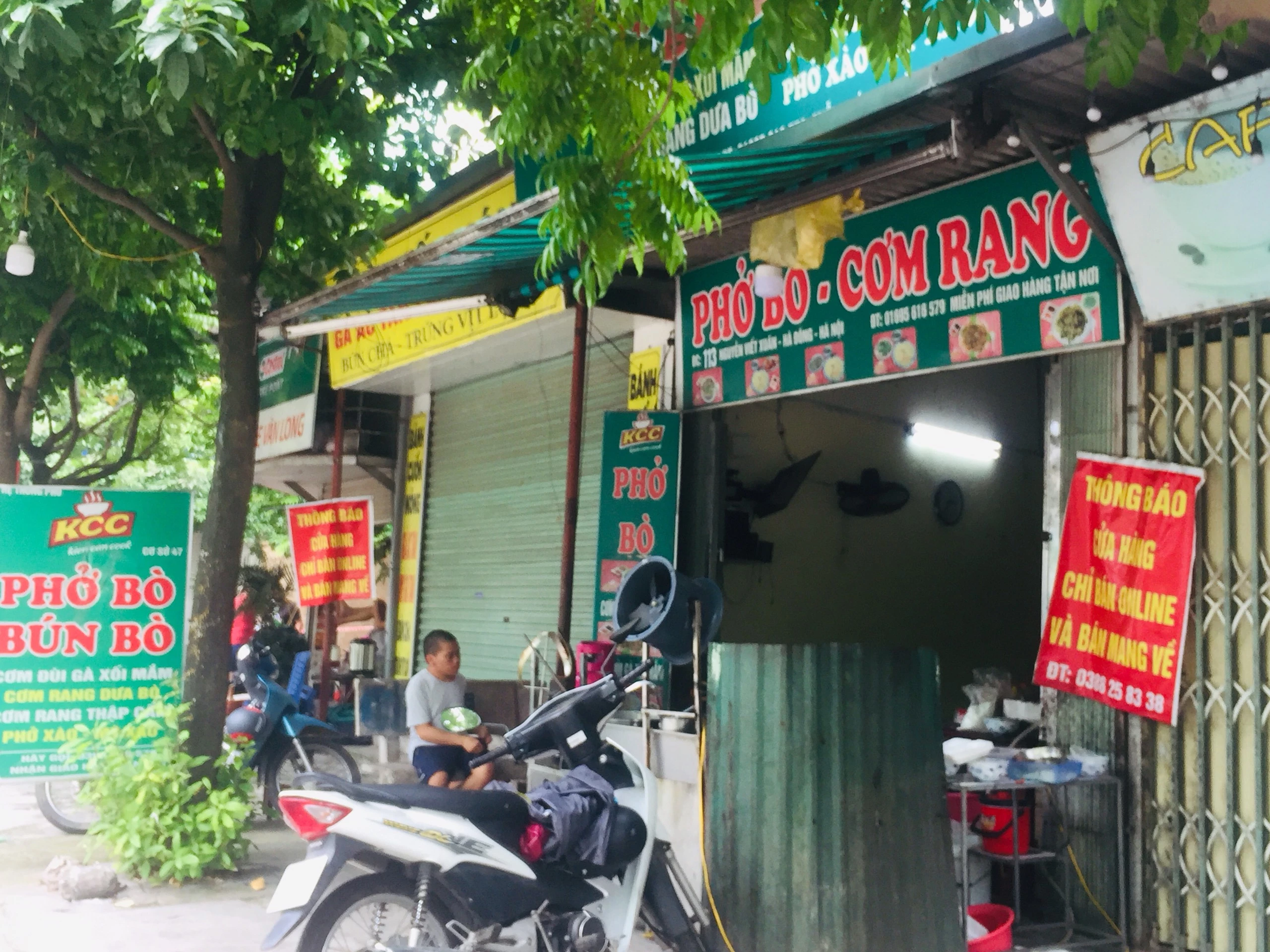 Các hàng, quán treo biển chỉ bán mang về.