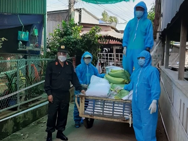 Đoàn công tác Công an tỉnh An Giang đã xung kích vào vùng dịch thăm hỏi người dân.