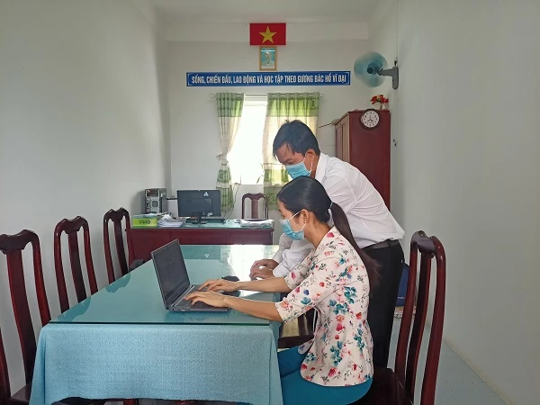 Giáo viên bộ môn biên soạn tài liệu để gửi đến tận nhà cho học sinh không có thiết bị học tập trực tuyến.