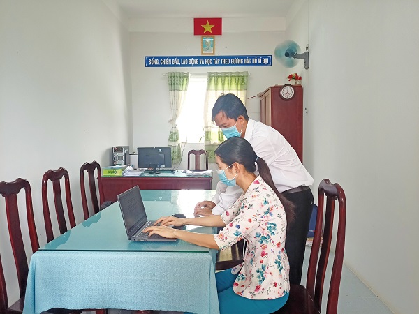 Cần Thơ: Thầy cô tận tâm hỗ trợ học sinh thiếu thiết bị học trực tuyến