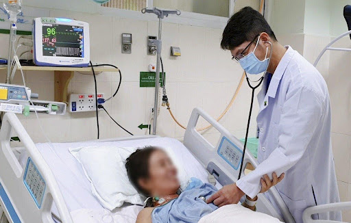 Bị nhiễm độc nặng khi tự ý uống thuốc dân gian phòng COVID-19