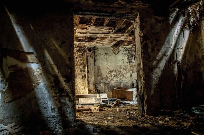 Ngôi làng bị bỏ hoang vì máy bay lượn trên đầu cả ngày