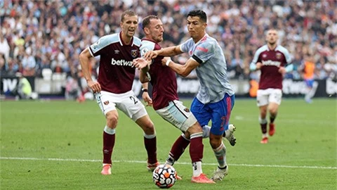 Các trọng tài đồng tình Ronaldo xứng đáng được 1 quả penalty trước West Ham