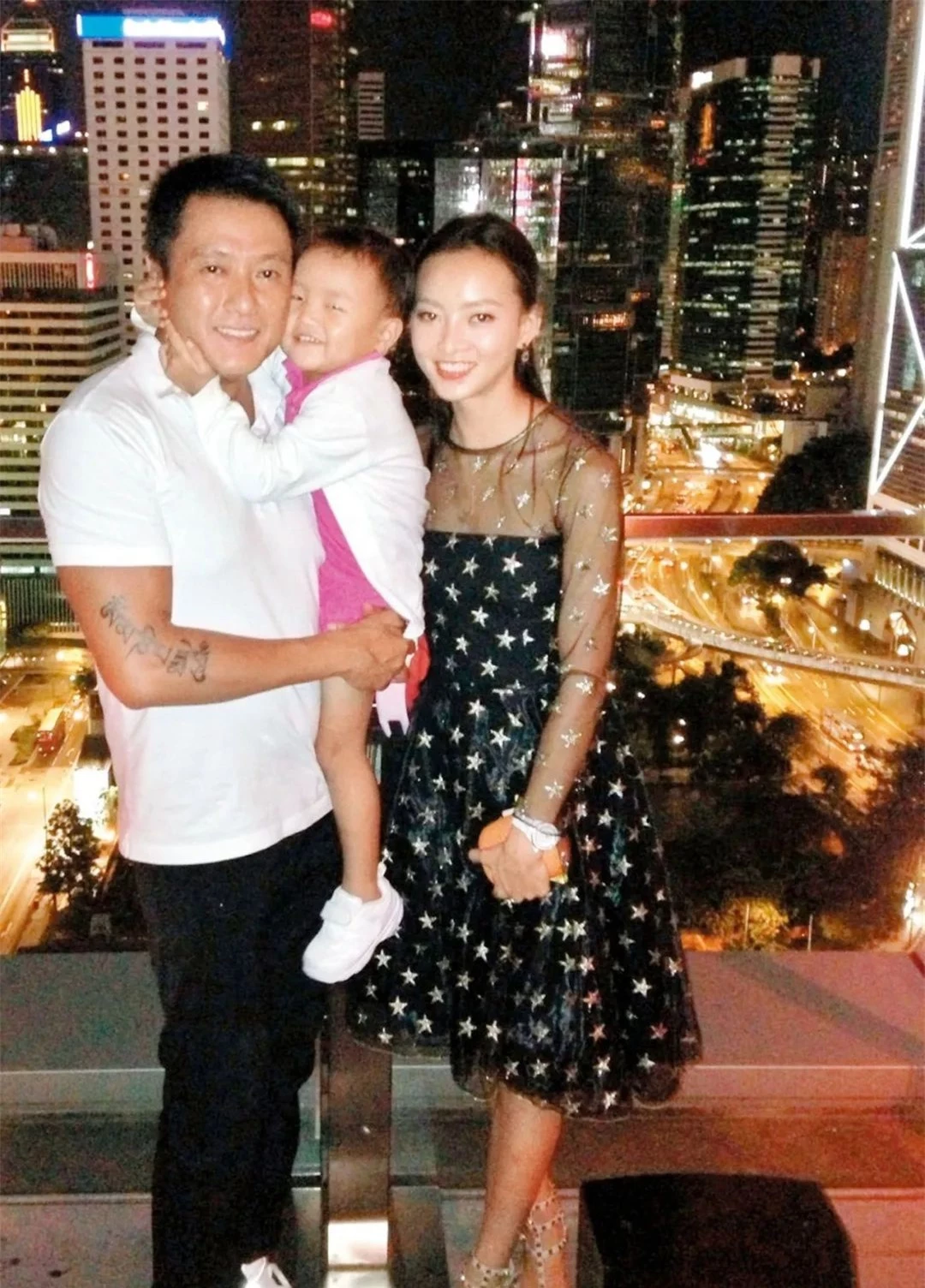 Tài tử Anh hùng xạ điêu: Phụ bạc vợ chạy theo gái trẻ, về già bị quả báo, chật vật kiếm sống - Ảnh 5. Tài tử Anh hùng xạ điêu: Phụ bạc vợ chạy theo gái trẻ, về già bị quả báo, chật vật kiếm sống - Ảnh 5.