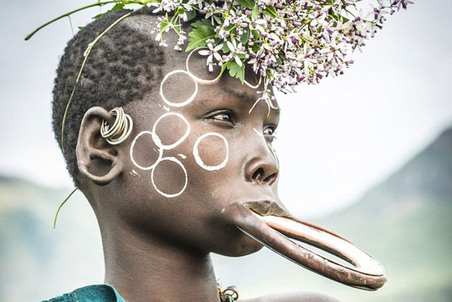 Vùng đất phụ nữ bẻ răng, nong môi để lấy chồng giàu, đàn ông phải đánh nhau đổ máu mới lấy được vợ