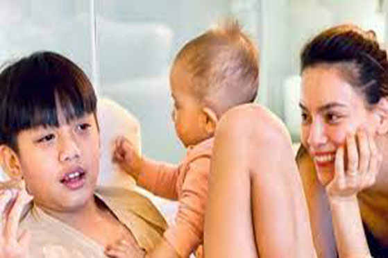 Lisa được anh trai Subeo và bố Kim Lý cưng chiều hết mực, bày đủ trò kỳ quặc để vui đùa