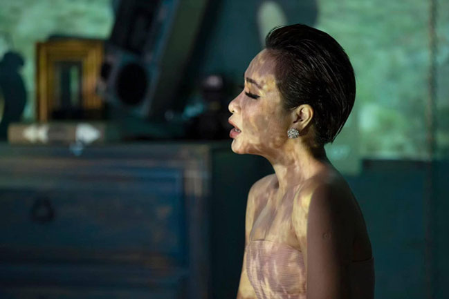 Uyên Linh mặc "áo mới" cho bản hit đình đám Khi giấc mơ về của Phương Thanh