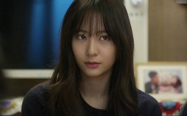 Nửa đêm, tôi kinh ngạc khi thấy chị dâu bưng đĩa tôm hùm lên tận phòng mời ăn, càng chưng hửng với lời sau đó của chị