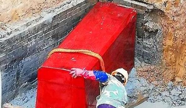 Lão nông xây nhà, đào được quan tài đỏ như máu, vội vàng đốt phi tang - Chuyên gia xót xa: "Ông đã 'hóa vàng' 500 triệu NDT rồi"
