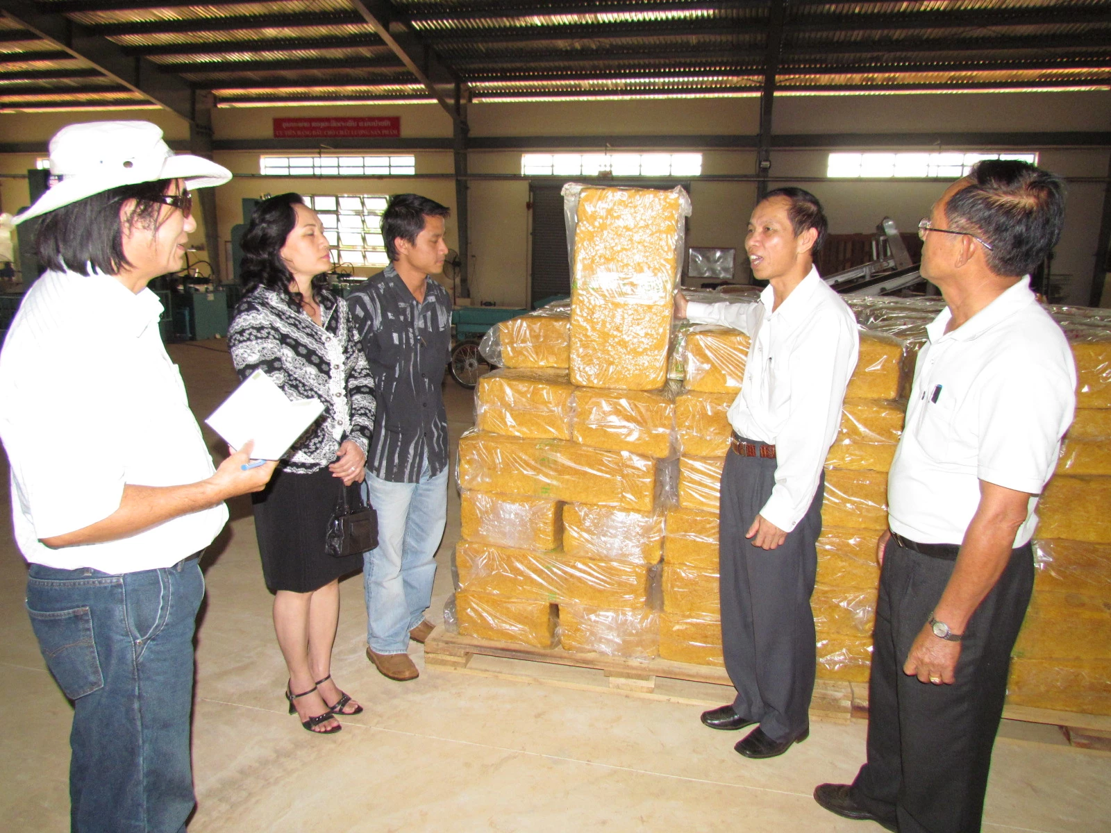 Sản phẩm cao su chuẩn bị xuất khẩu tại Công ty CP Cao su Việt - Lào