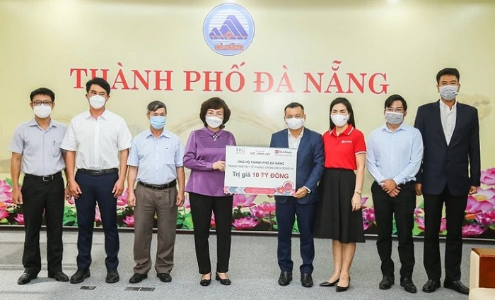 Lãnh đạo TP Đà Nẵng tiếp nhận các trang thiết bị y tế từ Tập đoàn BRG và Ngân hàng SeABank.