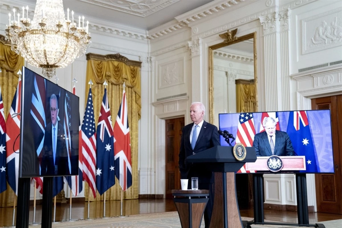Tổng thống Mỹ Joe Biden (ở giữa), Thủ tướng Austrlia - Scott Morrison (bên trái) và Thủ tướng Anh Boris Johnson trao đổi qua cuộc họp trực tuyến ngày 15/9. Ảnh: Bloomberg